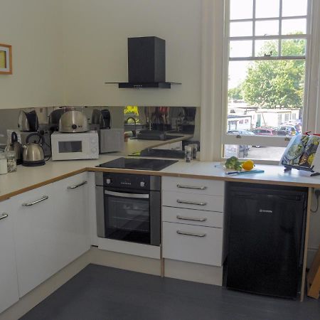 Saffrons Apartment Истборн Екстериор снимка